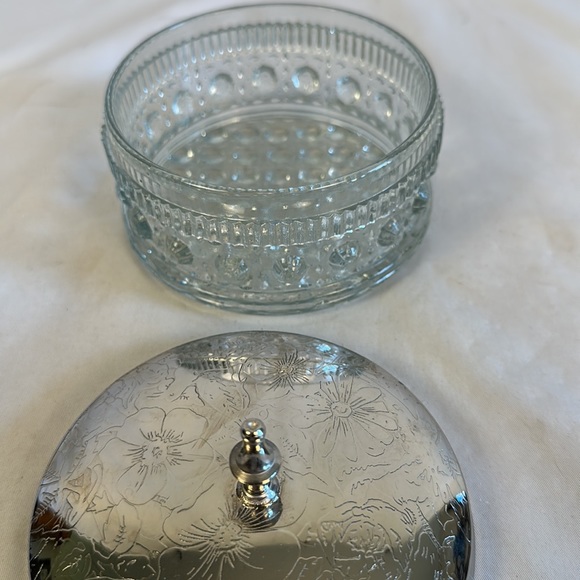 Victorian Trading Co Glass Powder/Trinket Box Silver Tone Lid - Picture 12 of 16